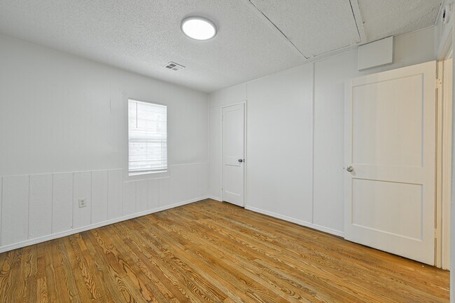 Building Photo - 713 NE 34th Terrace