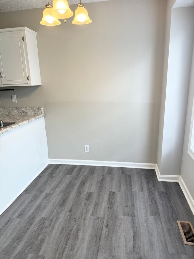 Building Photo - **Just listed**