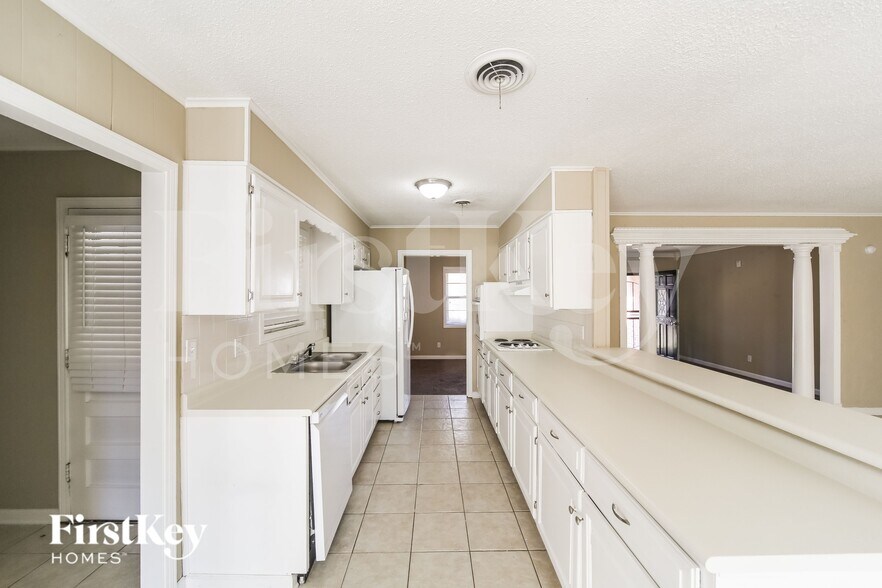 Building Photo - 6116 Ivanhoe Rd