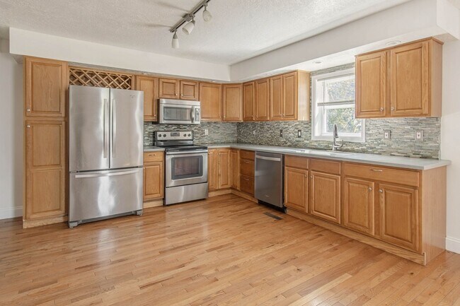 Building Photo - Charming 3Bed/2Bath Home Minutes from Fort Drum | Pet Friendly | Garage + Spacious Yard