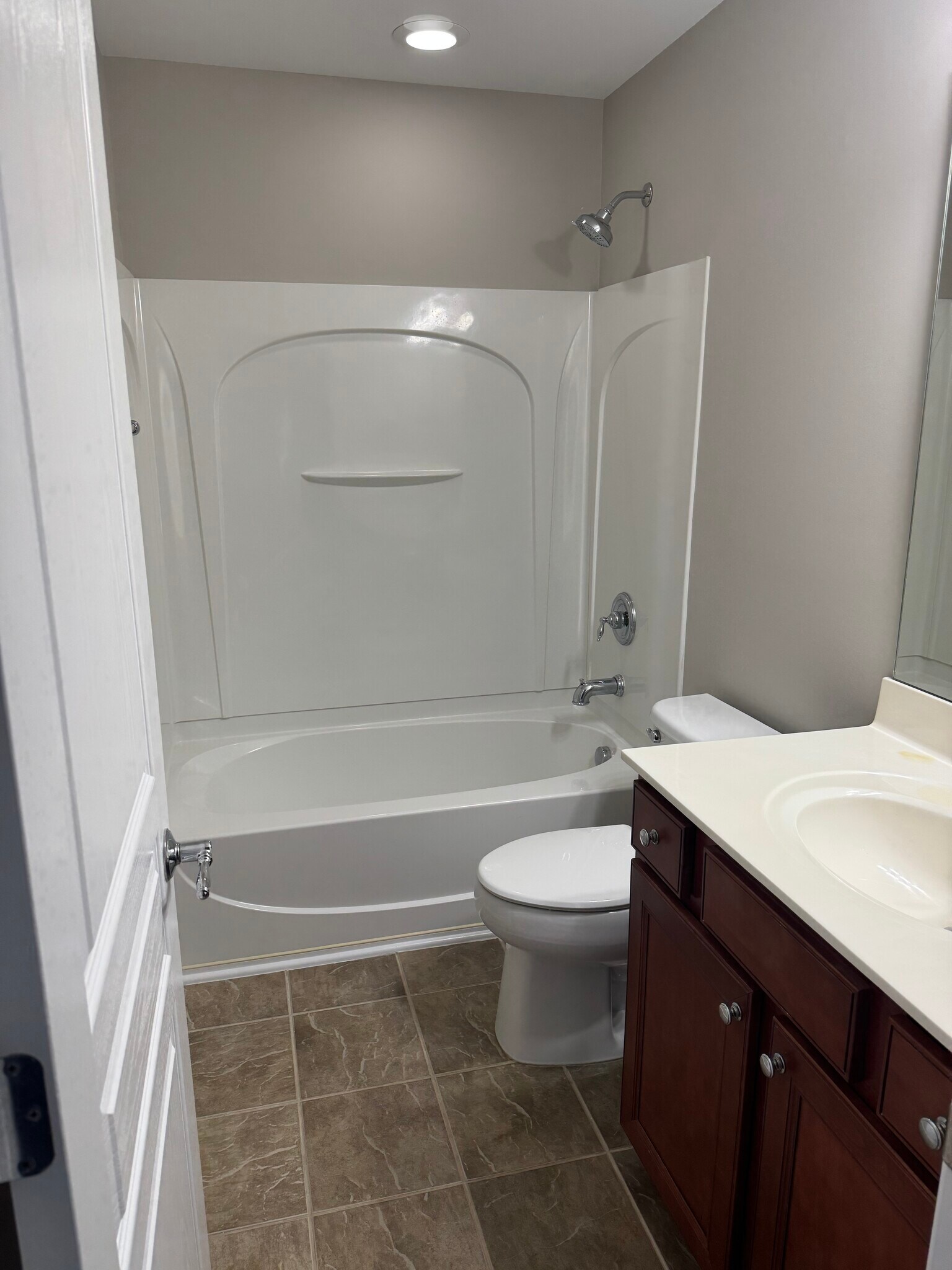 Full hall bath - 8321 Deckbar Pl