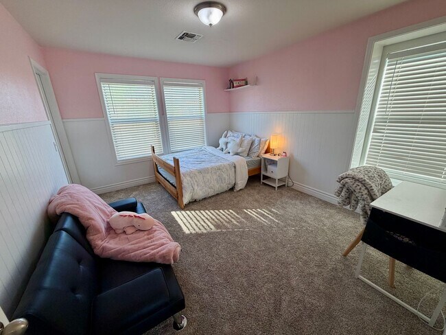 Building Photo - Spacious 6-bedroom, 2.5-bathroom home in Chandler, Welcome to the family friendly community of Su...