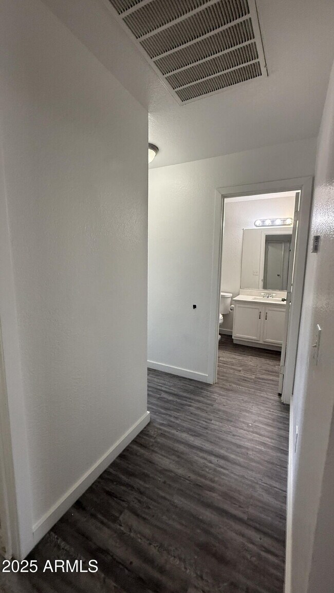 Building Photo - 679 W Jardin Dr