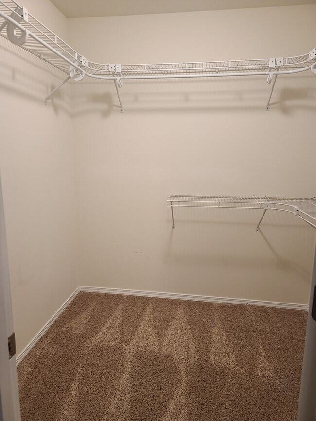 Building Photo - 2056 Doe Dr