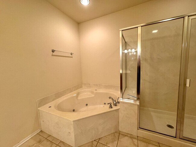 Building Photo - Stunning 2 bedroom 2 bathroom townhome in ...