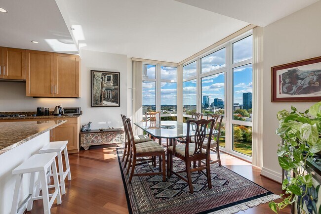 Building Photo - 8220 Crestwood Heights Dr