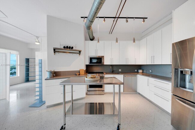 Building Photo - 10 SW South River Dr