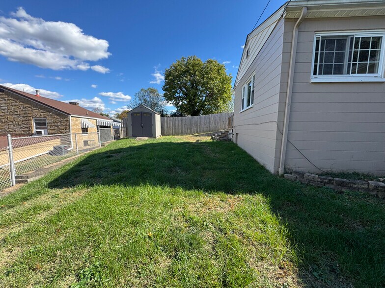 Building Photo - 822 Sutherland Dr