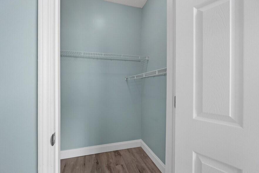 Building Photo - 2208 Walden Park Dr