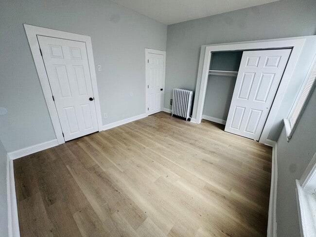 Building Photo - Remodeled Large 3bd/1.5 House with Rear ya...