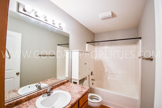 Building Photo - Updated 2 Bed, 2 Bath Townhome in Waukee!
