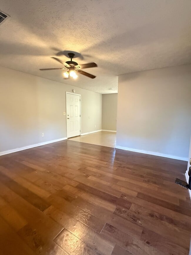 Building Photo - Charming 3 bedroom 1 bath house