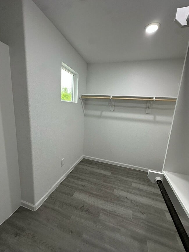 Building Photo - 15565 Kurt Dr