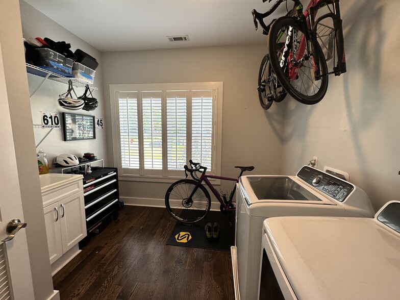 Extra large laundry room - 1716 Northview Ave