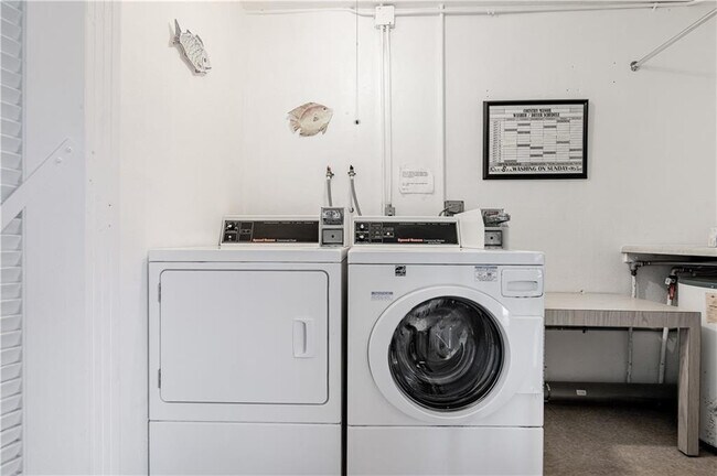 Building Photo - 2840 NE 33rd Ct