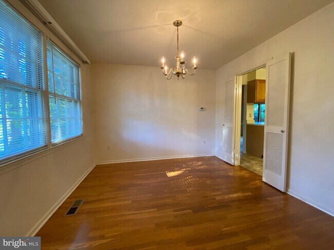 Building Photo - Elegant Living and Convenient Location Define This Home