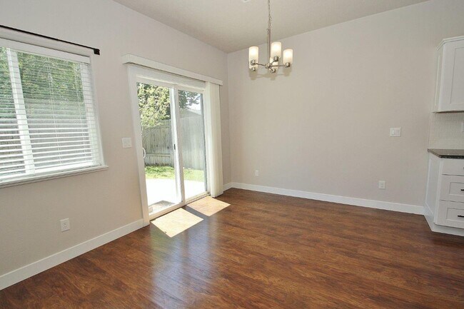Building Photo - Immaculate Townhouse in Quiet Community