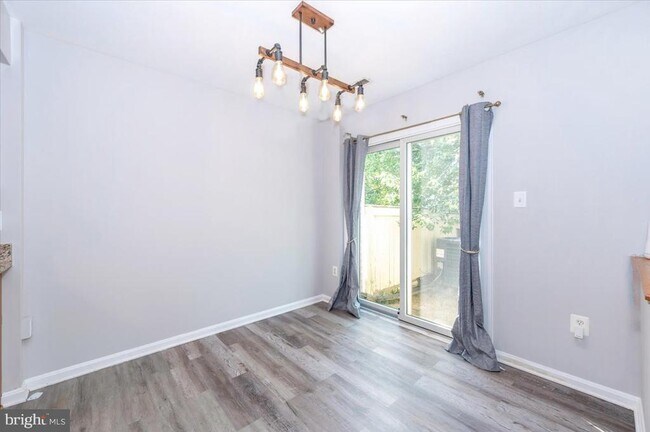 Building Photo - 161 Heathfield Dr