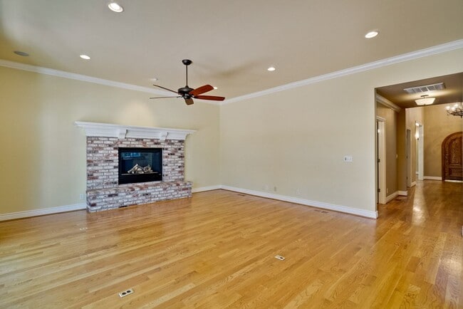 Building Photo - Stunning two-story spacious home on tranquil tree-lined street.