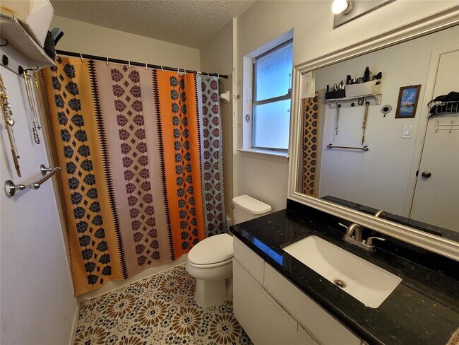 Building Photo - 1015 E Yager Ln