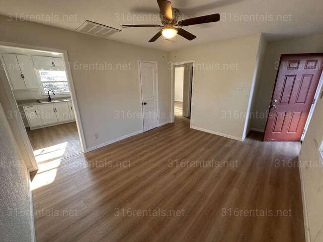 Building Photo - $925 - 3 bedroom/ 1 bathroom - Single Family Home