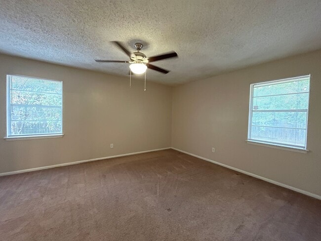 Building Photo - 1404 E Vardeman Ave