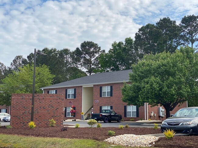 Building Photo - Who doesn't love  high speed internet, cable, water, sewer, trash & pest control included with th...