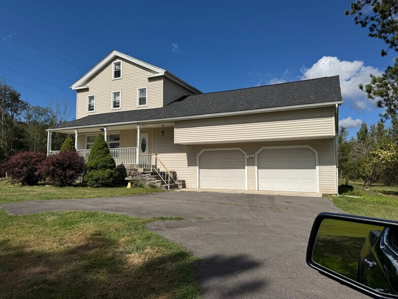 Front view of house - 15 Lakeside Dr