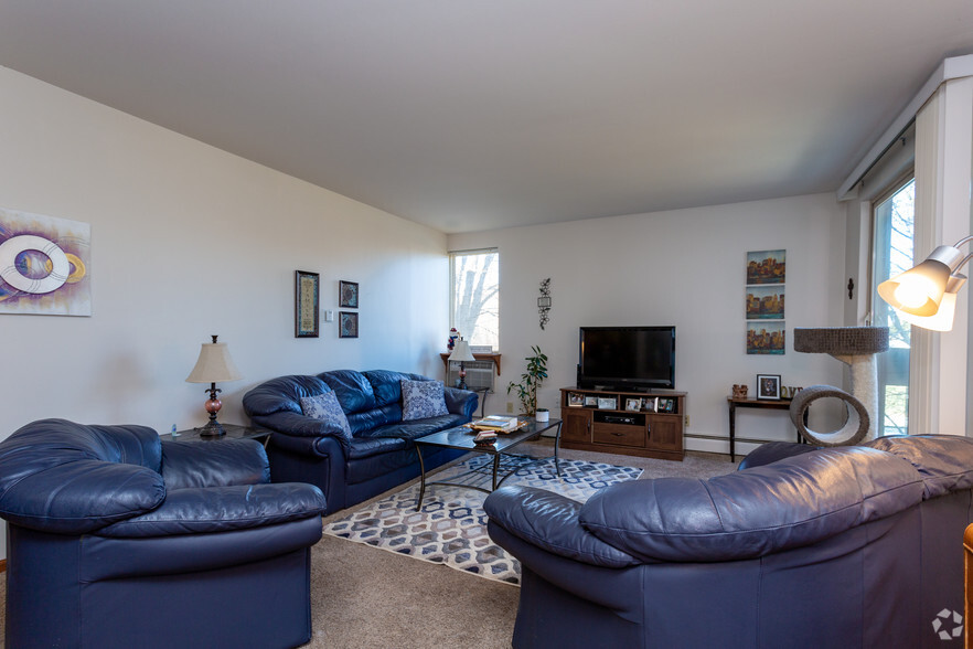 2BR, 1BA - Lakeview Village