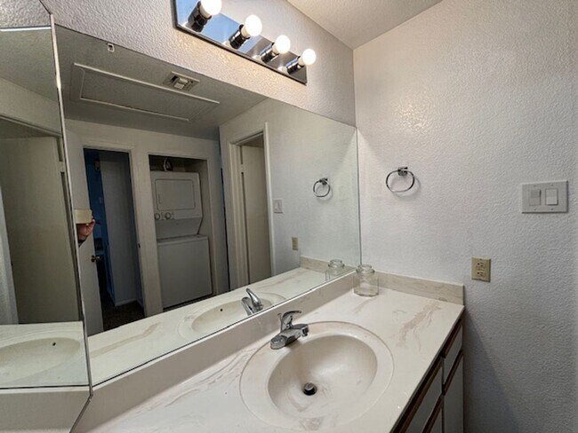 Building Photo - 1 Bedroom - 1 Bath