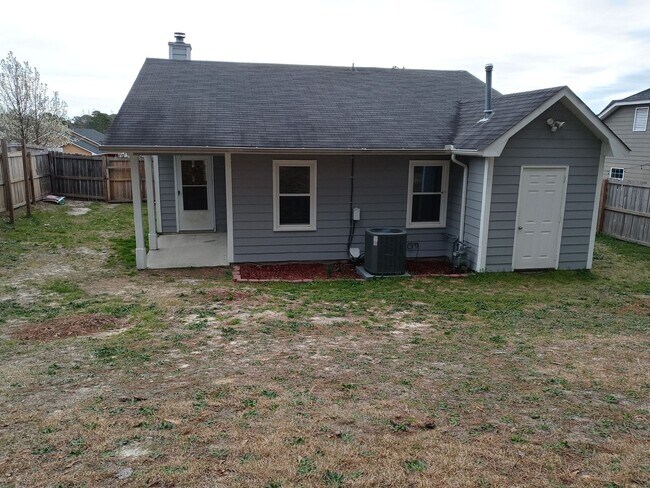 Building Photo - 3 bd/ 2 ba located MINUTES from Fort Bragg! Quiet Neighborhood!