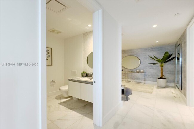 Building Photo - 700 NE 26th Terrace