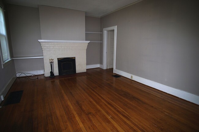 Building Photo - 2 Bedroom 2 Bath Duplex - Available August...