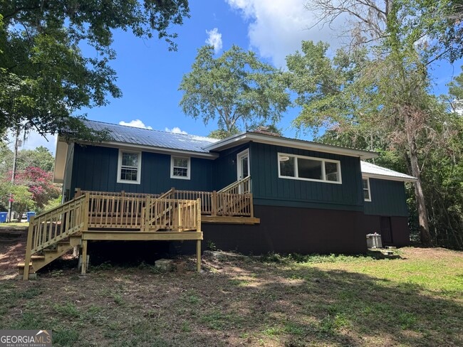 Building Photo - 304 Pinewood Dr