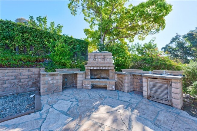 Building Photo - 407 Village Center Dr