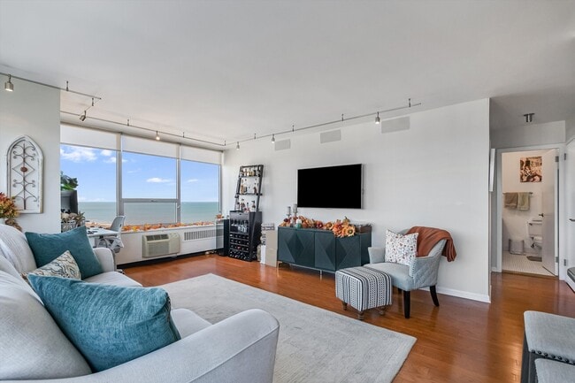 Building Photo - 70 W Burton Pl