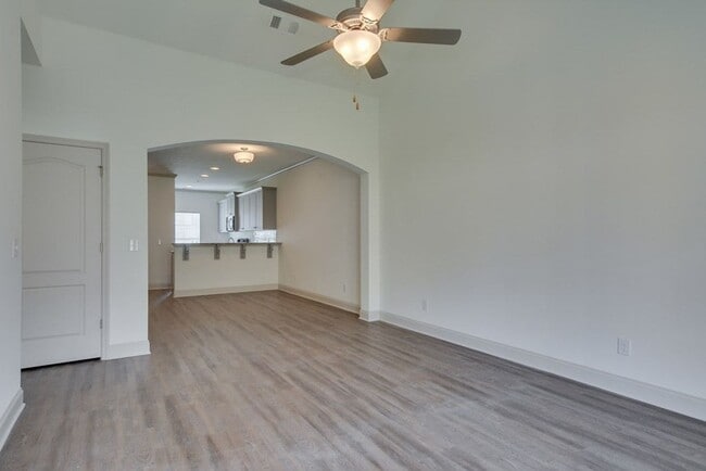 Building Photo - Beautiful End Unit Townhouse