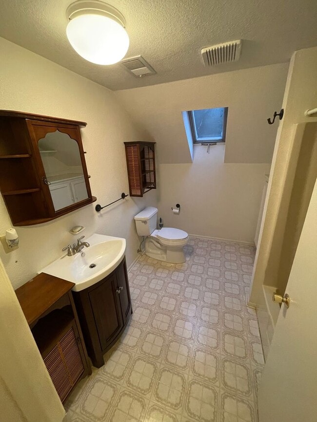 Building Photo - Magalia 2 bed 2 bath home with bonus room....