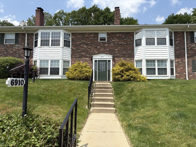 Building Photo - 6910 Carriage Hill Dr