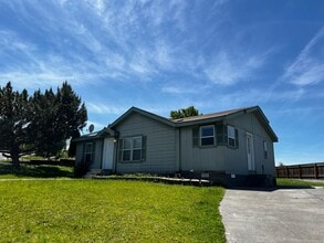 Building Photo - 3040 SW River View Dr