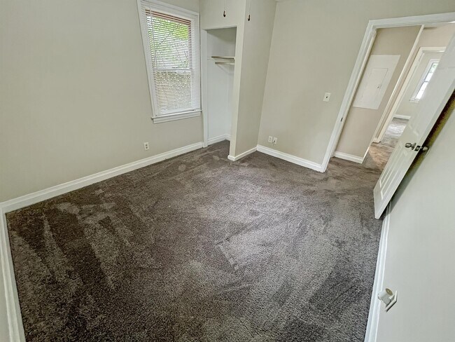 Building Photo - 195 Hedges St SE