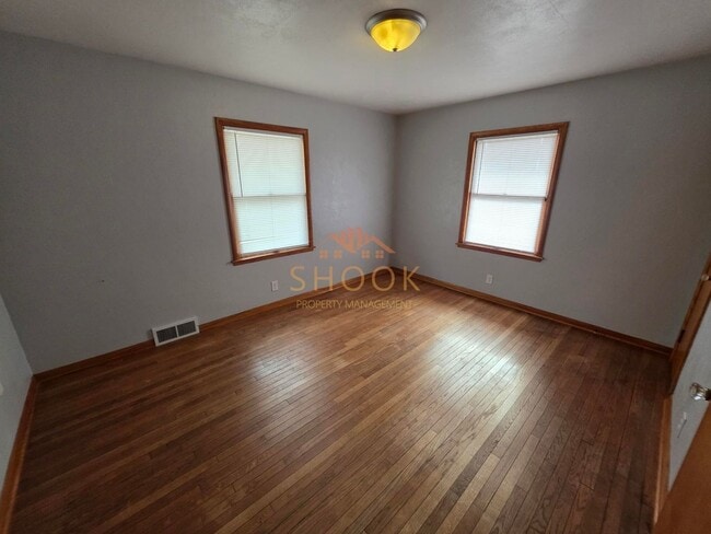Building Photo - COZY 2 BR HOME NEAR CAMPUS WITH FINISHED B...