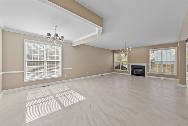 Building Photo - Embrace Elegant Living in Gainesville!