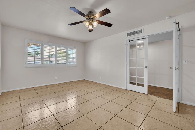 Building Photo - 5 Bed, 3 Bath, Pebble Tec Pool, Granite Counters Huge Kitchen Island