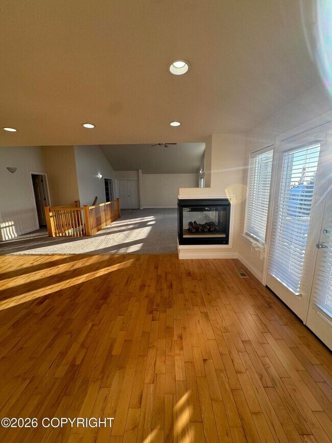 Building Photo - Stunning home in Goldenview