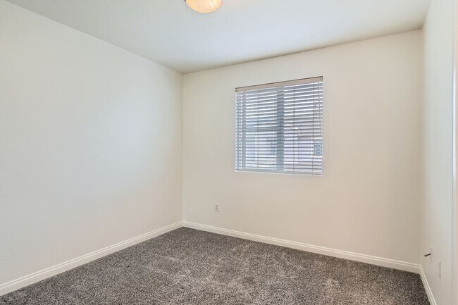Building Photo - Stylish 2Bd + Den/Office - Townhome in Pri...