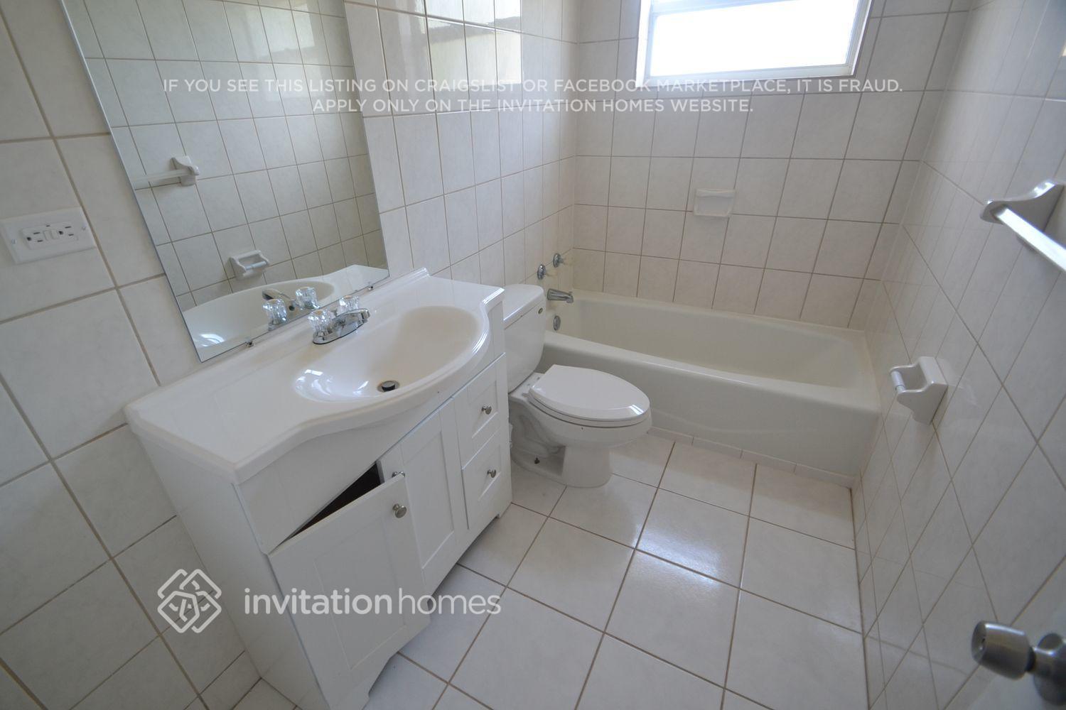 Building Photo - 2038 7th Ct S