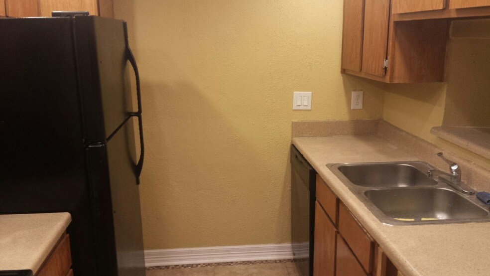 Building Photo - 2820 S Bartell Dr