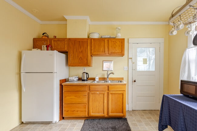 Building Photo - Charming 2-Bedroom Home Near Downtown Bellingham – Private Yard & Cozy Living