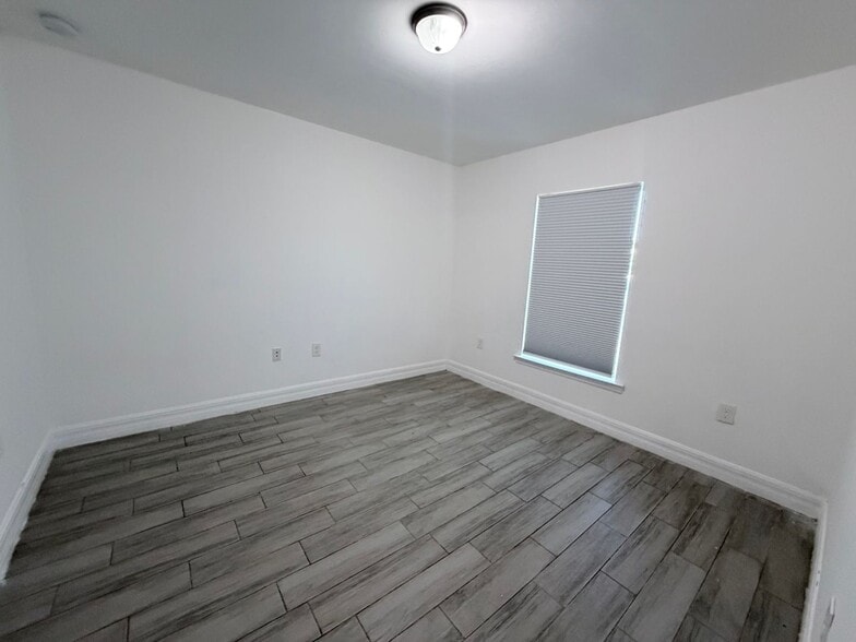 Building Photo - First Month's FREE !!! 2/2 plus Bonus Room